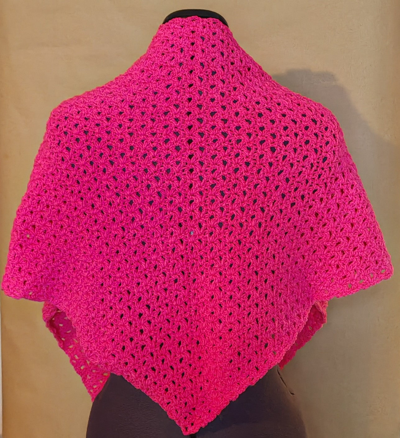 Gehäkeltes Dreieckstuch Pink – Handgemachtes Schultertuch Damen – Boho Häkel Schal – Leichtes Sommertuch