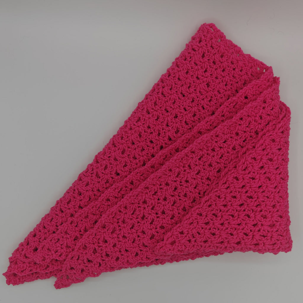 Gehäkeltes Dreieckstuch Pink – Handgemachtes Schultertuch Damen – Boho Häkel Schal – Leichtes Sommertuch