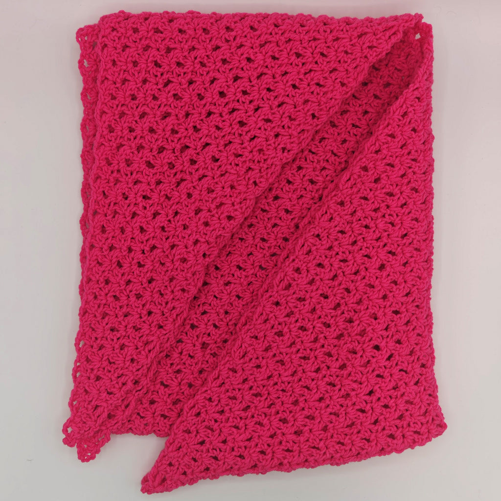 Gehäkeltes Dreieckstuch Pink – Handgemachtes Schultertuch Damen – Boho Häkel Schal – Leichtes Sommertuch