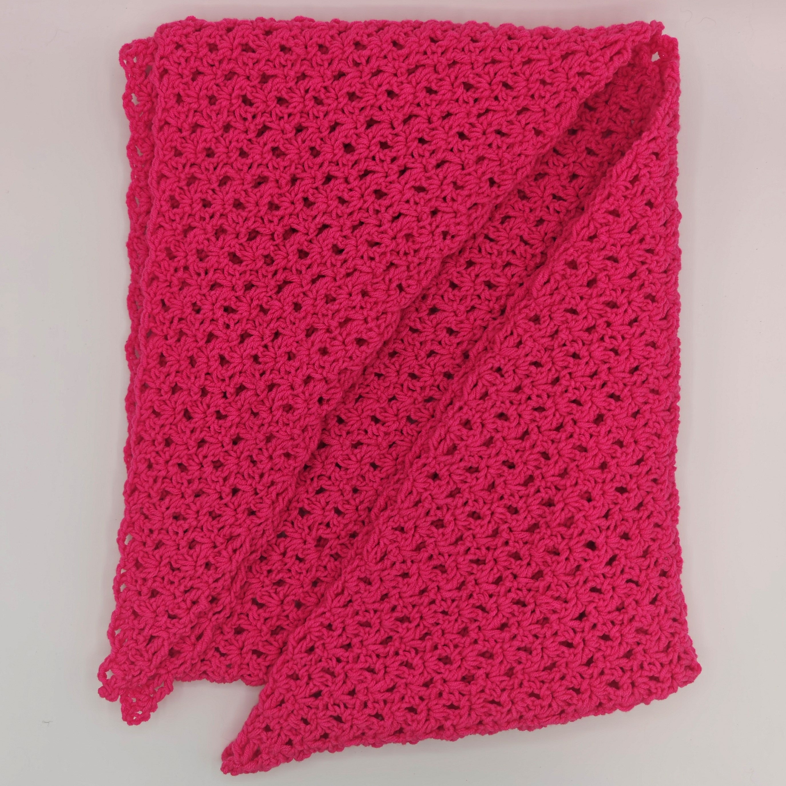 Gehäkeltes Dreieckstuch Pink – Handgemachtes Schultertuch Damen – Boho Häkel Schal – Leichtes Sommertuch