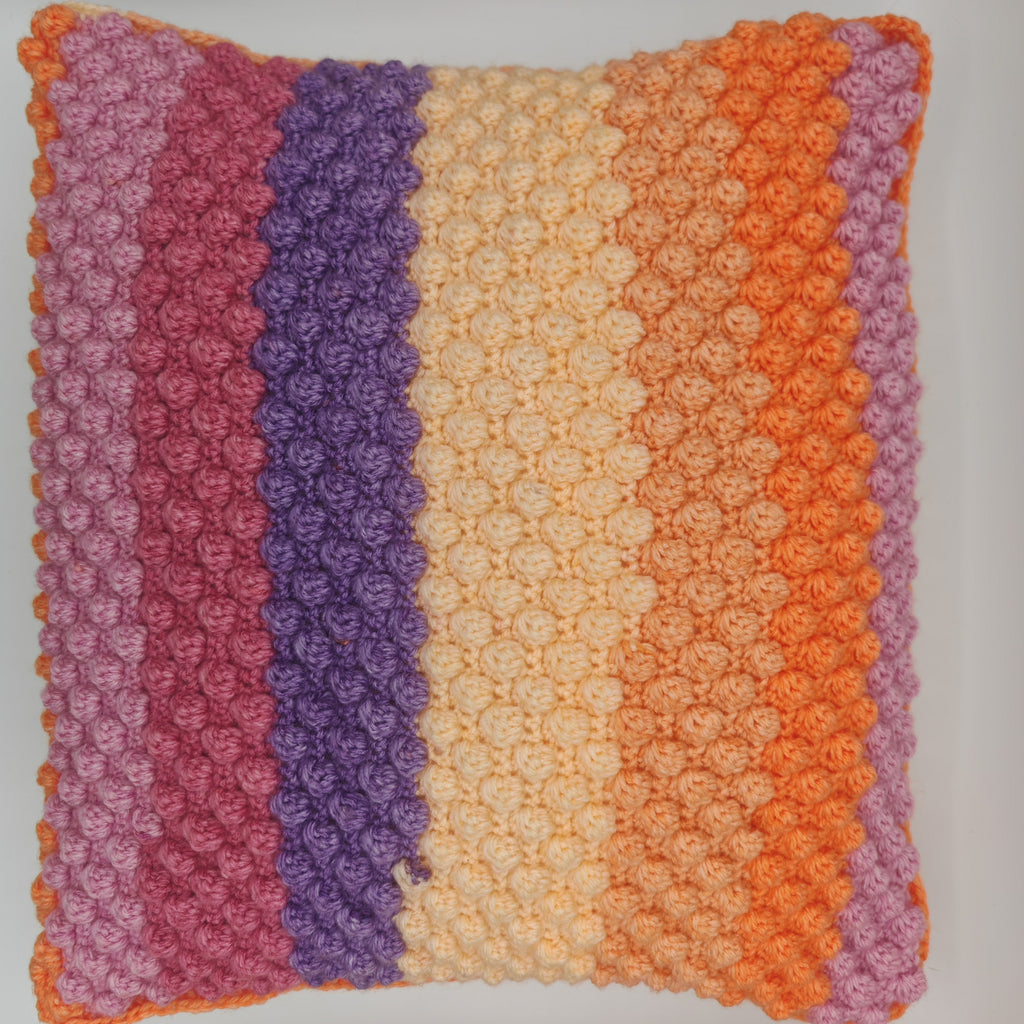 Handgehäkeltes Boho Kissen mit Struktur | Farbverlauf in Rosa, Lila & Orange