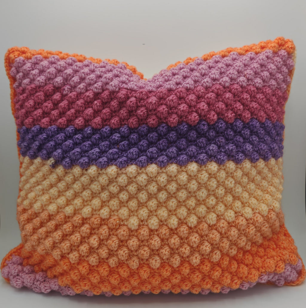 Quadratisches Häkelkissen im Boho-Stil mit mehrfarbigen Streifen und plastischer Struktur, handgearbeitet