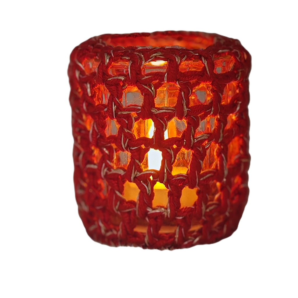 Rotes gehäkeltes Windlicht mit Glas und brennendem Teelicht, warmes stimmungsvolles Licht
