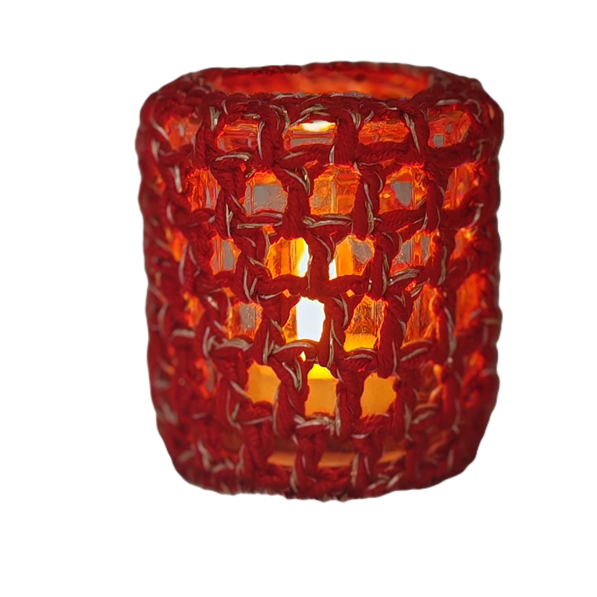 Rotes gehäkeltes Windlicht mit Glas und brennendem Teelicht, warmes stimmungsvolles Licht