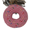 Gehäkelter bunter Donut Schlüsselanhänger aus Garn mit Metallring