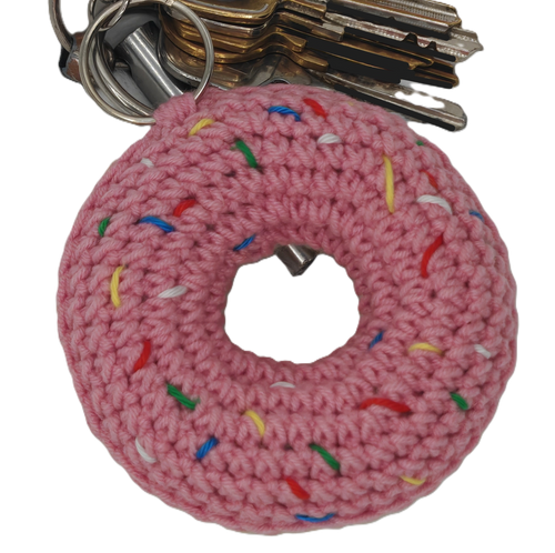 Gehäkelter bunter Donut Schlüsselanhänger aus Garn mit Metallring