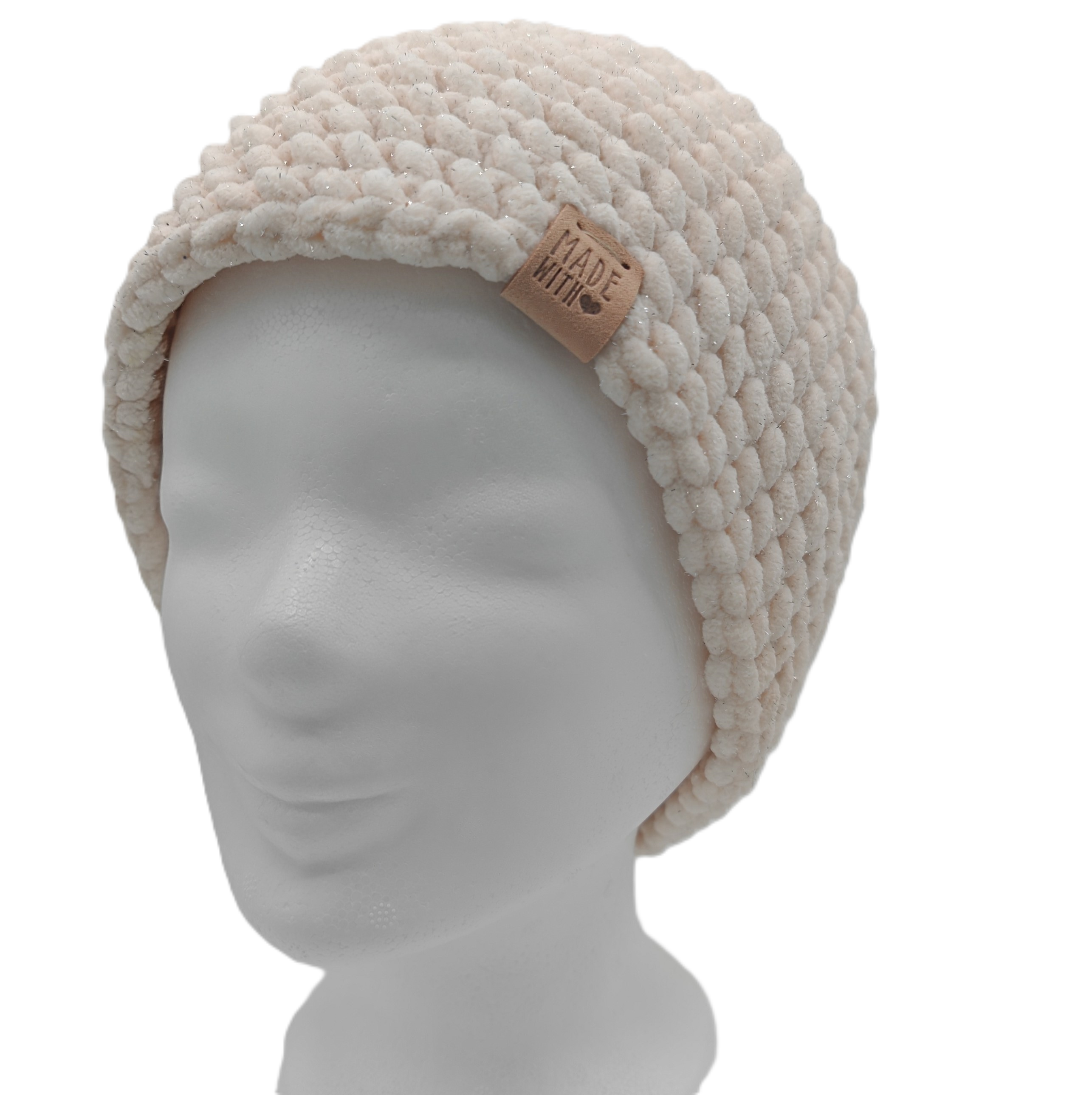 Handgehäkelte Beanie Mütze in Creme mit dezentem Glitzer, getragen auf Schaufensterkopf, Handmade Label sichtbar