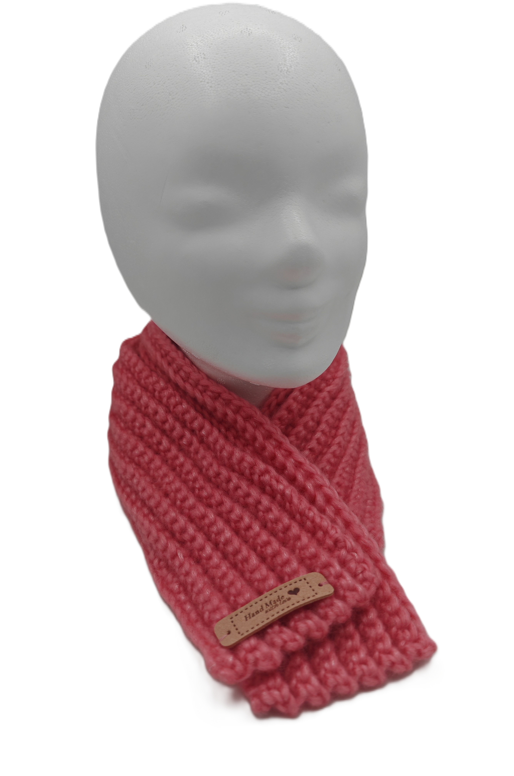 Rosa gehäkelter Schal um einen Schaufensterkopf gelegt