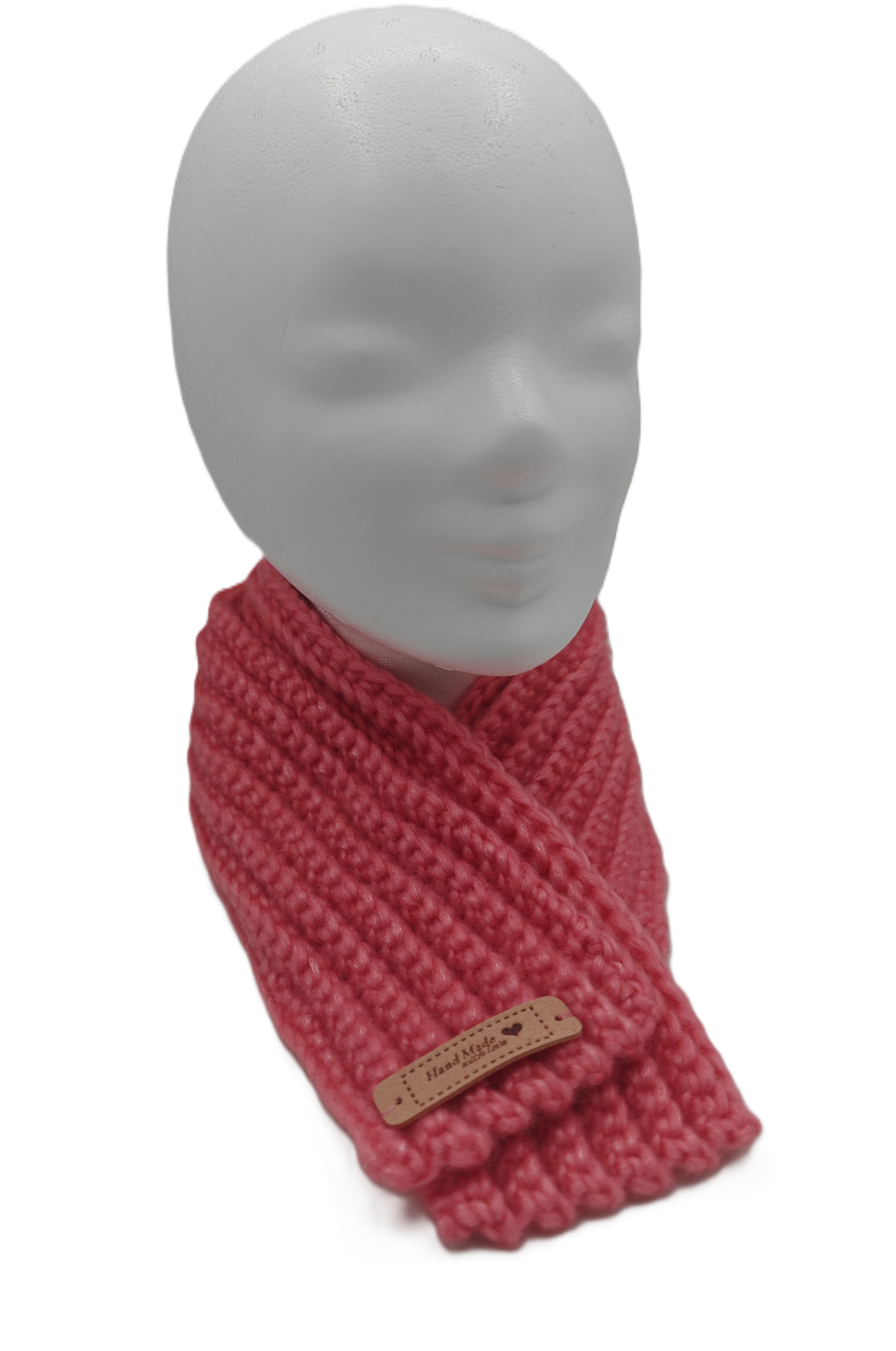 Rosa gehäkelter Schal um einen Schaufensterkopf gelegt