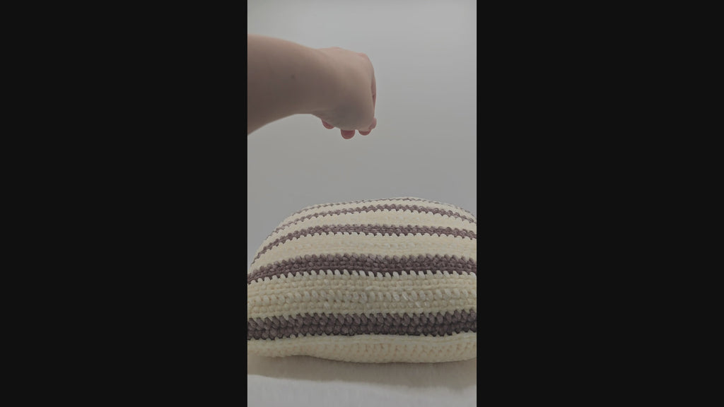 Gehäkeltes Kissen handgemacht | Boho Dekokissen mit Streifen | Wohnaccessoire in Naturtönen