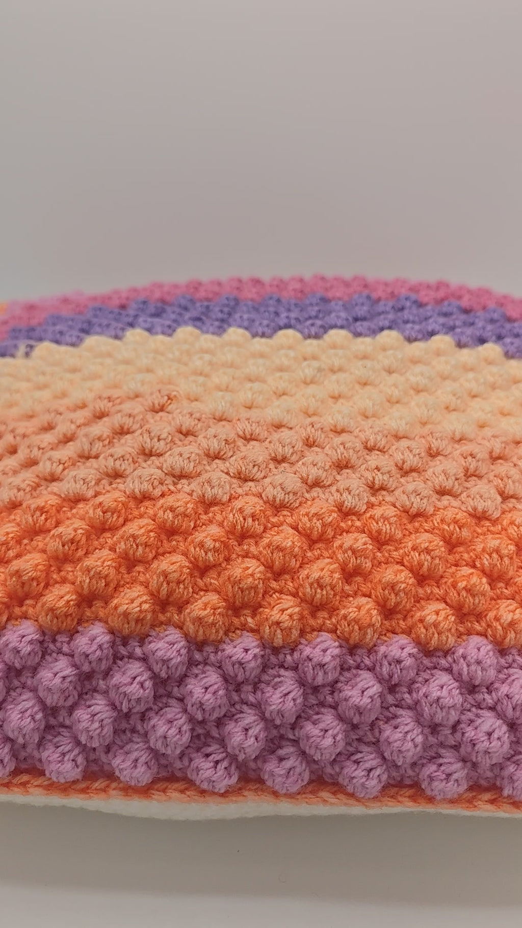 Handgehäkeltes Boho Kissen mit Struktur | Farbverlauf in Rosa, Lila & Orange