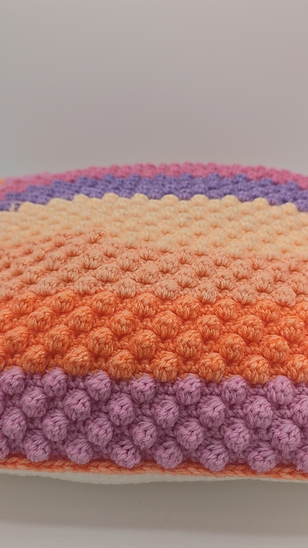 Handgehäkeltes Boho Kissen mit Struktur | Farbverlauf in Rosa, Lila & Orange