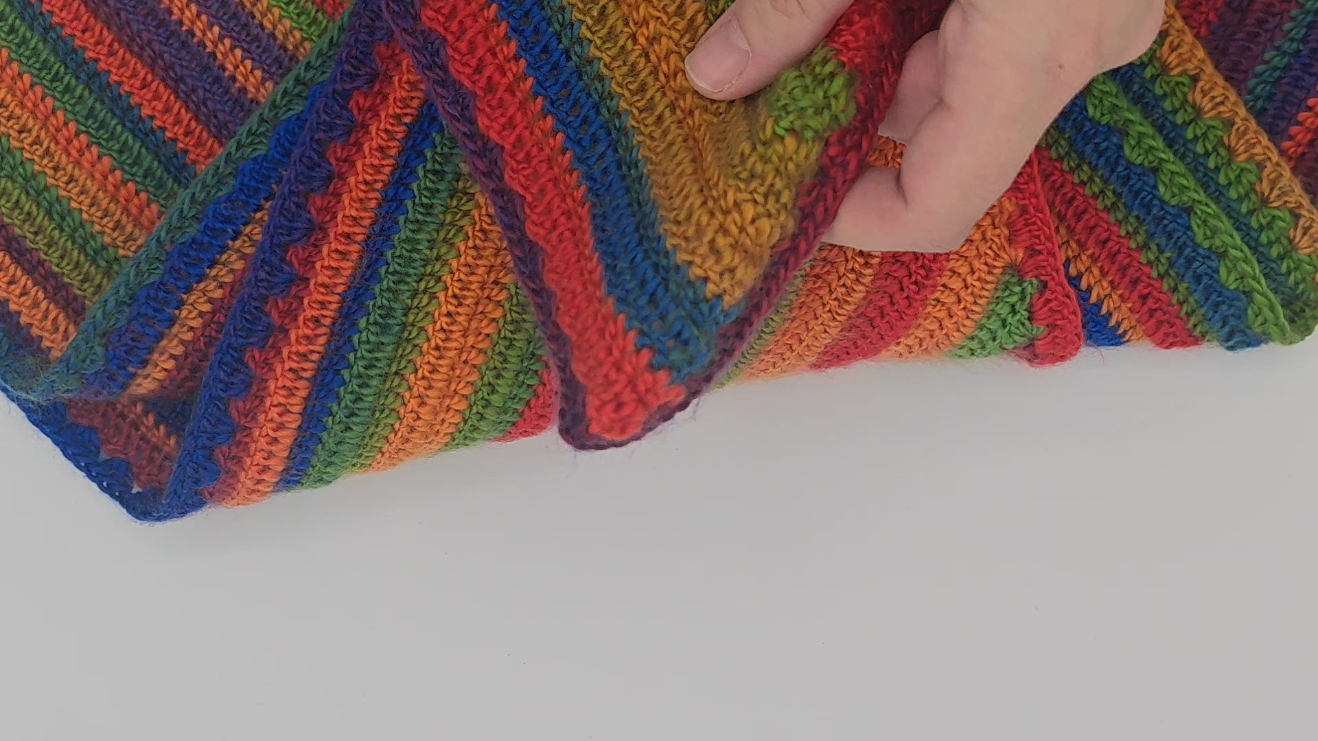 Handgehäkeltes Regenbogen Dreieckstuch – Unikat | Boho Häkeltuch