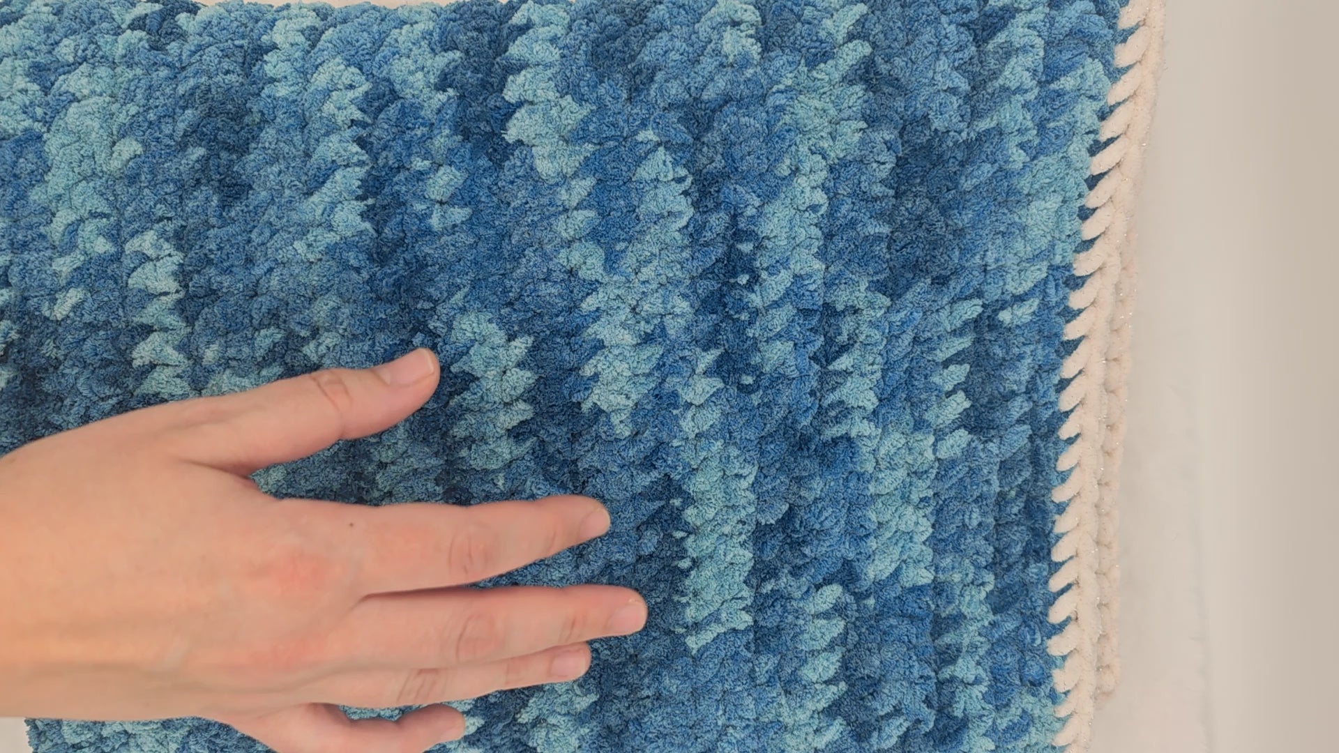 Handgehäkelte Kuscheldecke in Blau | Sofa- & Babydecke | Handgemacht