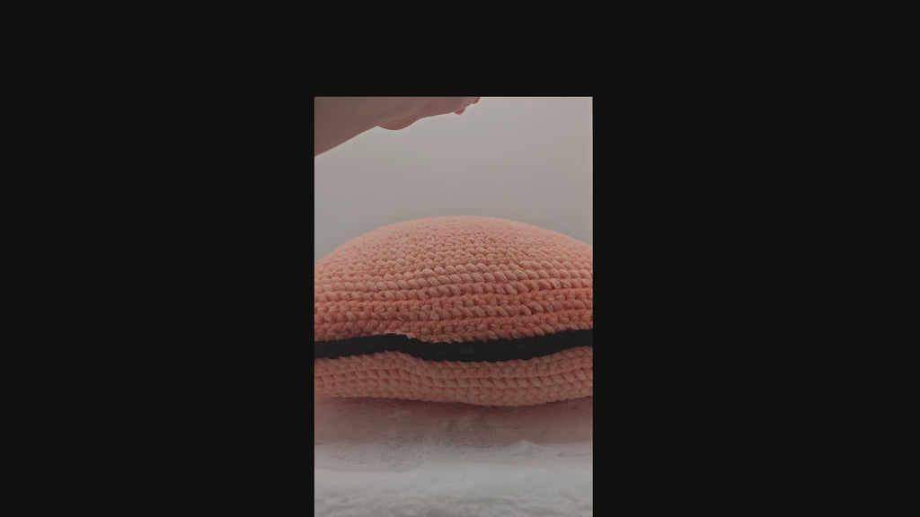 Handgehäkeltes Dekokissen aus Chenille – Apricot mit schwarzem Rand | Modernes Sofakissen Handmade