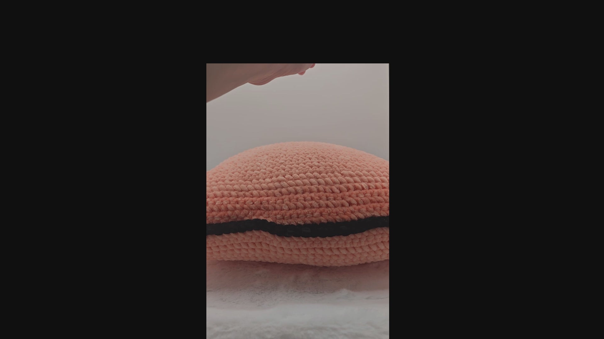 Handgehäkeltes Dekokissen aus Chenille – Apricot mit schwarzem Rand | Modernes Sofakissen Handmade