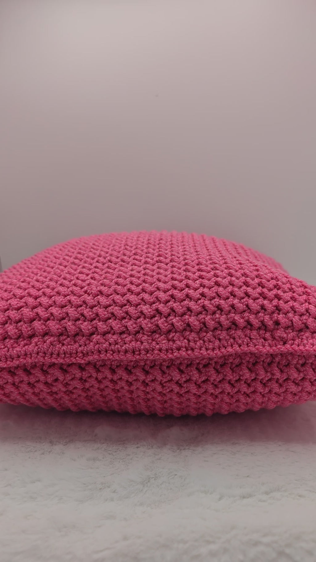 Handgemachtes Häkelkissen in Pink | Weiches Dekokissen für Sofa & Schlafzimmer