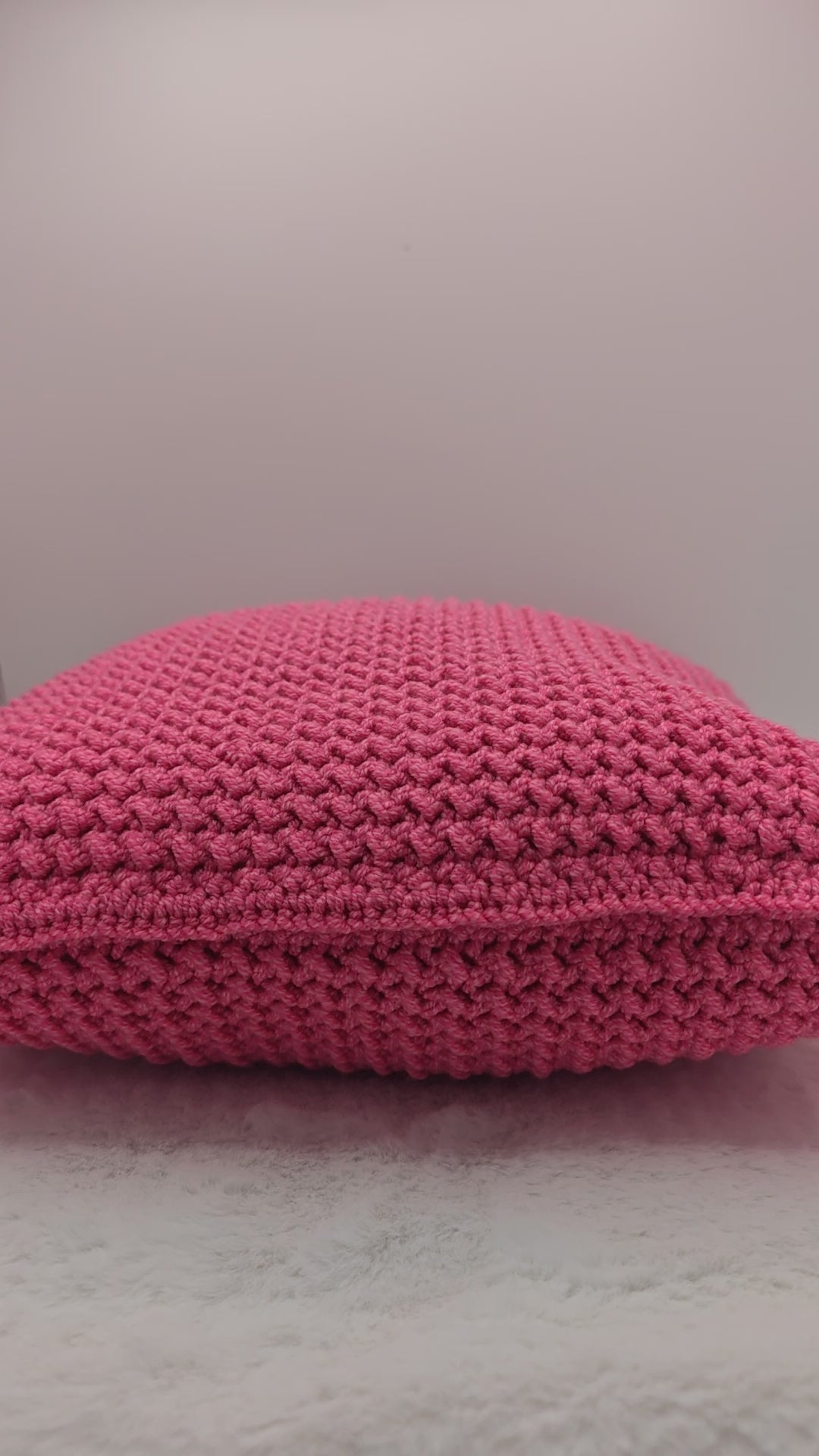 Handgemachtes Häkelkissen in Pink | Weiches Dekokissen für Sofa & Schlafzimmer